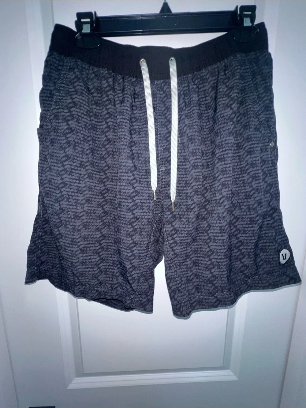 Vuori Men’s Kore 7” Lined Shorts Black Gray Pattern Performance Athletic